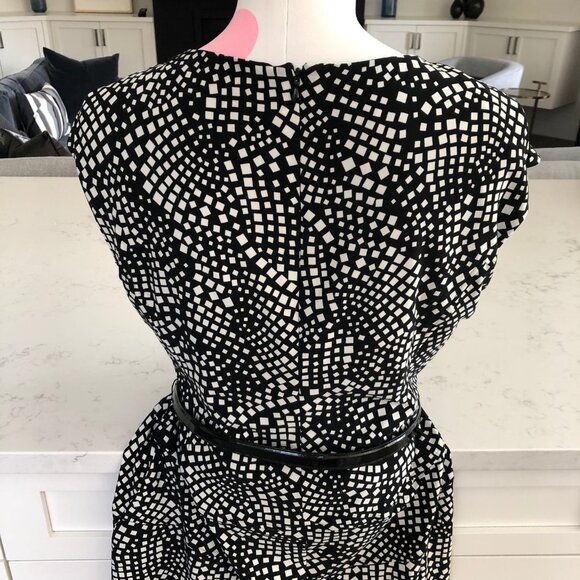 Anne Klein Cap Slv Fit & Flare Geometric Print Belted V Neck Dress Blk Wht Sz 12 - Picture 8 of 14